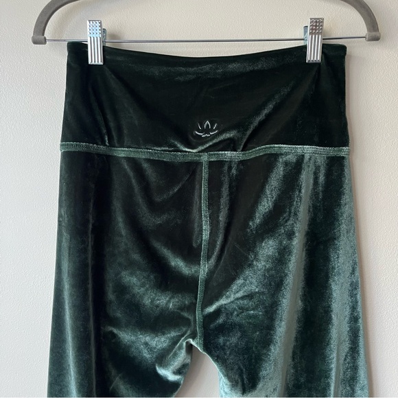 Beyond Yoga Velvet Motion High Waisted Midi Leggings - Picture 7 of 12